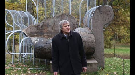 Gintaras Karosas prie vienos iš Europos parko skulptūrų