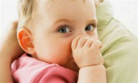 kūdikis čiulpia pirštuką