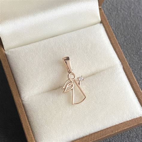 auksinis pakabukas su kūdikio inicialais