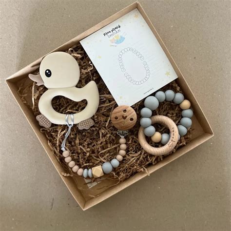 stilingai supakuotas dovanų rinkinys kūdikiui