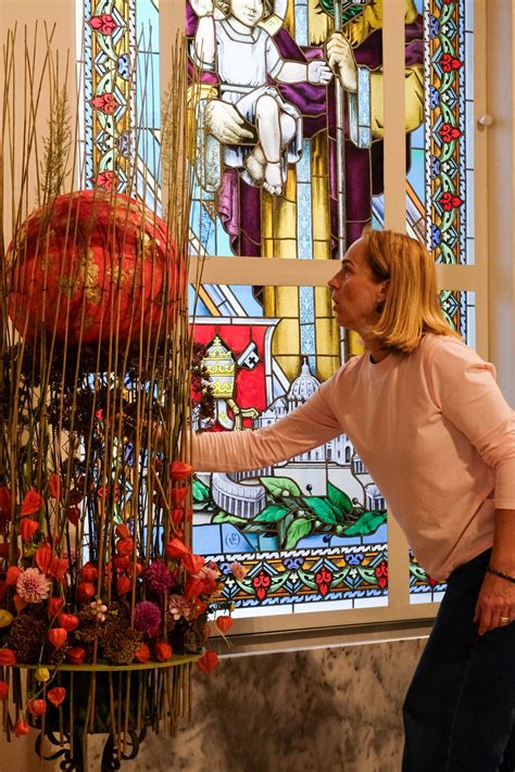 Marijus Gvildys demonstruoja savo floristikos kūrinį