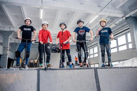 vaikas su 3 ratų paspirtuku ir posūkio sistema