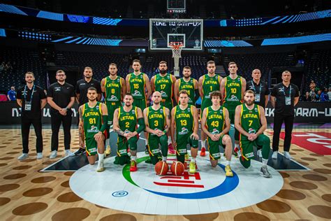 Krepšinio komanda švenčia pergalę