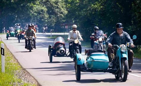 Motociklas su priekaba, simbolizuojantis kelionę į Indiją