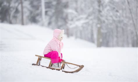vaikas groja būgnais su šypsena