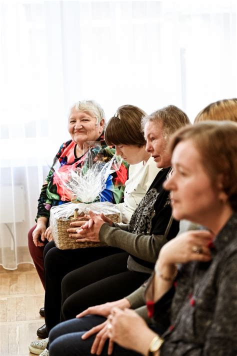 Senyvo amžiaus žmonės bendrauja globos namuose