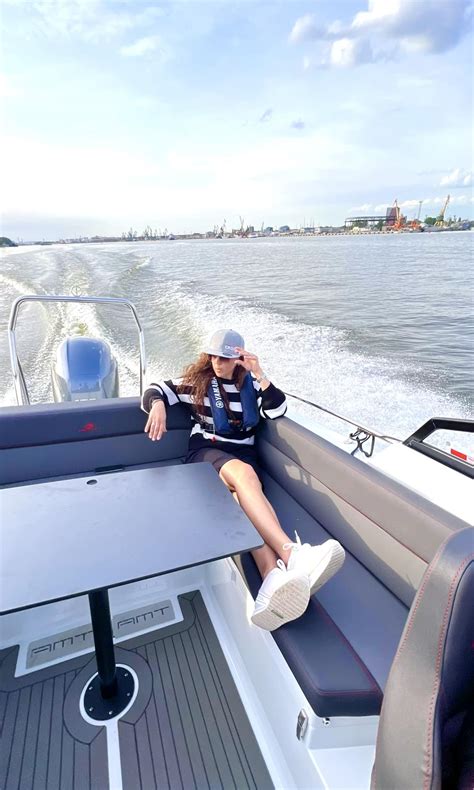 Upelis gamtoje, apšviestas saulės spindulių