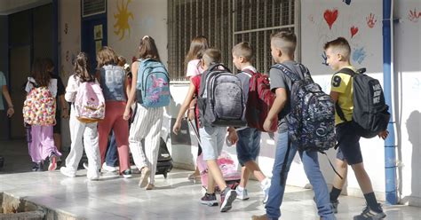 mergaitės su blizgančiomis kojinėmis