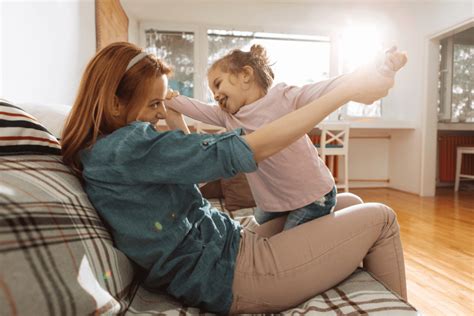 Mama ir vaikas žaidžia lauke