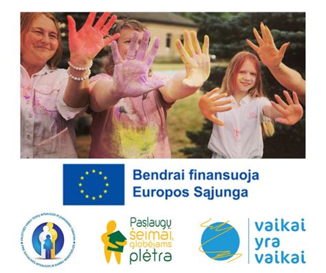 Vaikai ir mokytojai dirba kartu prie projekto