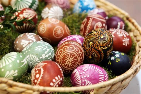 Augaliniais dažais dažyti velykiniai kiaušiniai