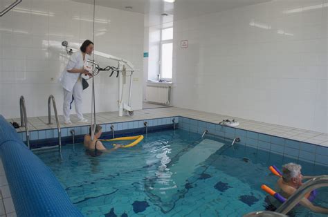 Nėščioji daro pratimus baseine