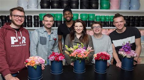 Mokiniai dovanoja gėles auklėtojai