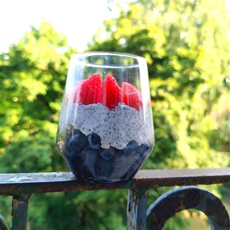 indelis su chia pudingu ir uogomis