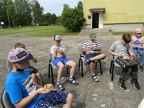 Vaikai ragauja pyragus