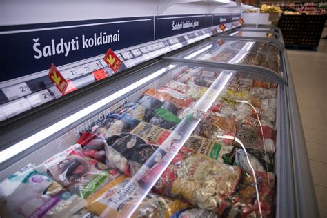 įvairūs maisto produktai ant stalo