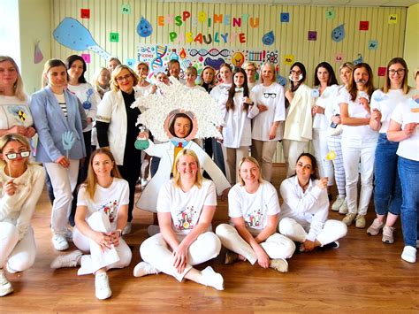 Vaikų grupė darželyje, tyrinėjanti pasaulį