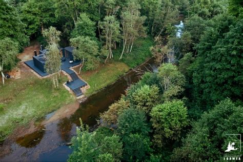 Miško apsuptyje esantis darželio pastatas
