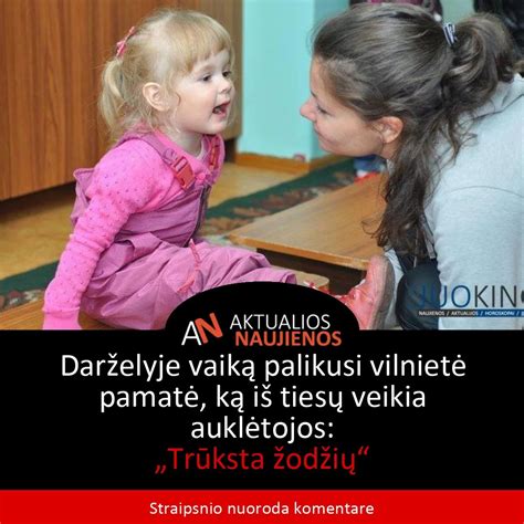 auklėtoja ramina vaiką darželyje