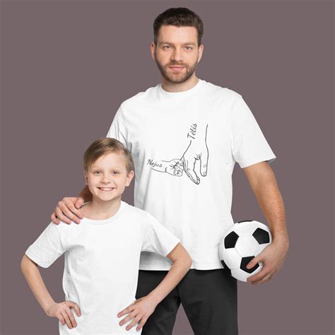 Tėtis su vaiku darželio kieme