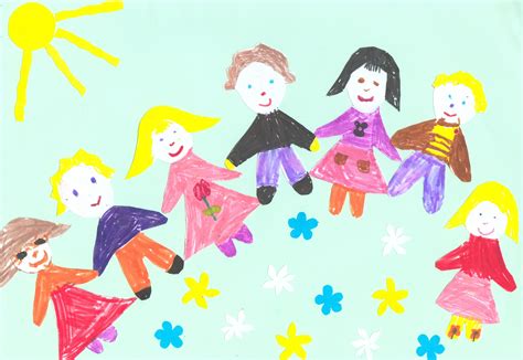 Vaiko ranka piešia piešinį