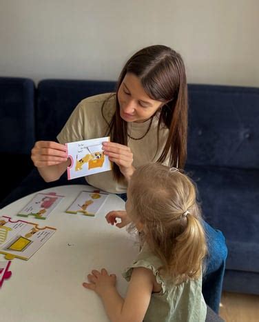 mokytojo padėjėjas dirba su vaiku