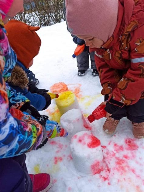 vaikai gaminantys dirbtinį sniegą
