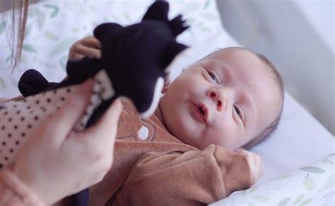 Kūdikis stebi veidą