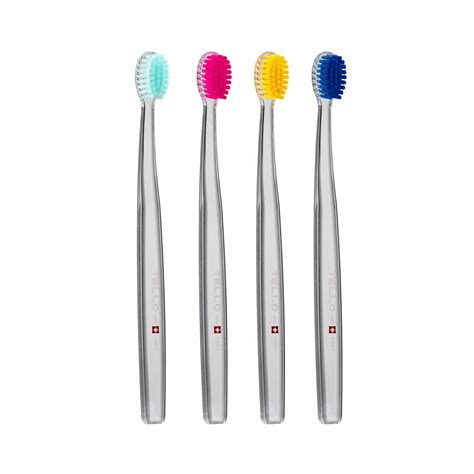 Vaiko rankose laikomas dantų šepetėlis