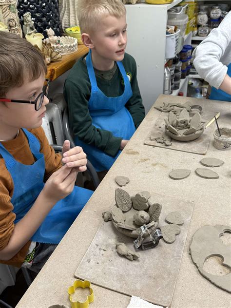 Vaikai dirba keramikos dirbtuvėse
