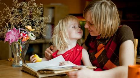 vaikas su suaugusiuoju daro manikiūrą