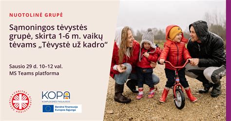 Vaikų grupė žaidžia lauke