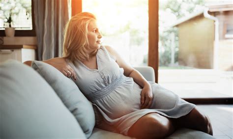 besilaukianti moteris galvoja