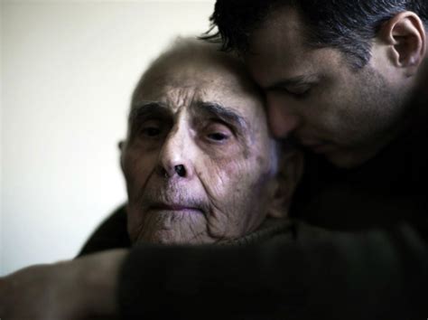 Vežimėlis dvinukams, kuriame vaikai sėdi vienas už kito