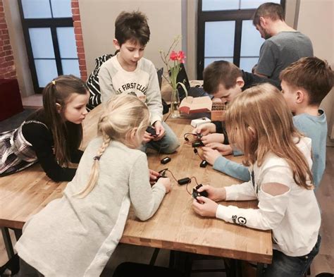 vaikai mokosi abėcėlę per dainas