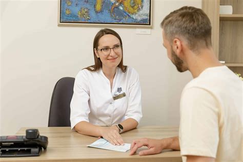 Moteris konsultuojasi su gydytoju