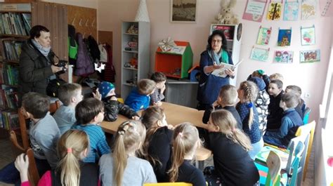 vaikai klausosi paukščių garsų per ausines