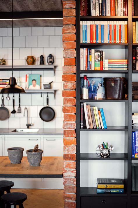 Knygų lentynos su įvairių žanrų knygomis