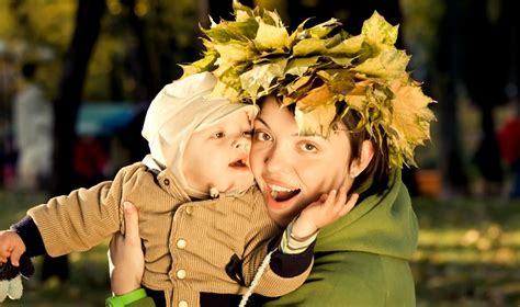 Nuotrauka, vaizduojanti šeimą, bendraujančią su vaiku