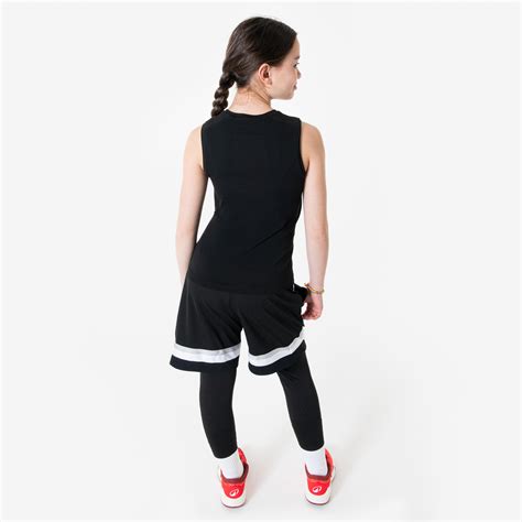 vaikas dėvi krepšinio tampres