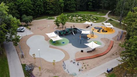 Vaikų žaidimų aikštelė darželyje su įvairiais įrenginiais