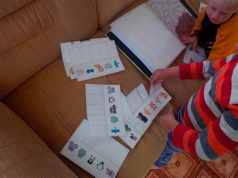 Vaikai dirba su molio lipdyklėmis