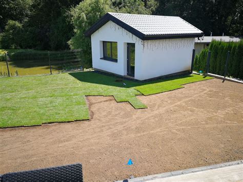 Darželio kiemas su žalia veja ir medžiais