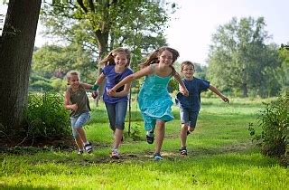 vaikai darželyje daro mankštą lauke su muzika