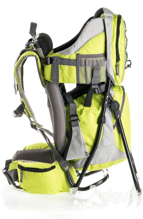 vaikinas nešantis vaiką su Wildride nešiokle