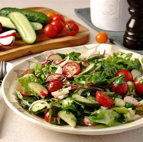 daržovių salotos ir ryžiai