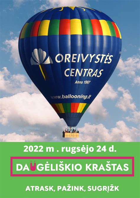 Spalvingas oro balionas, skrendantis virš pievos saulėtą dieną