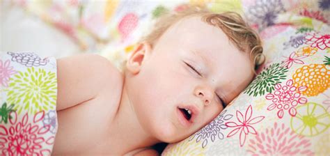 Kūdikis miega Bugaboo vežimėlyje su miegmaišiu