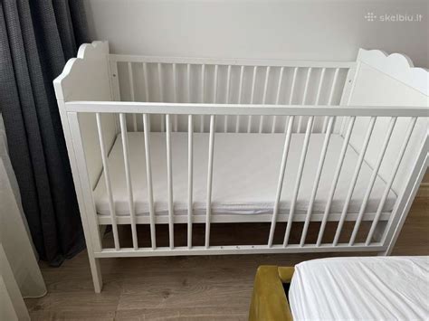 Naudota kūdikio lovytė su čiužiniu ir apsaugine sienele