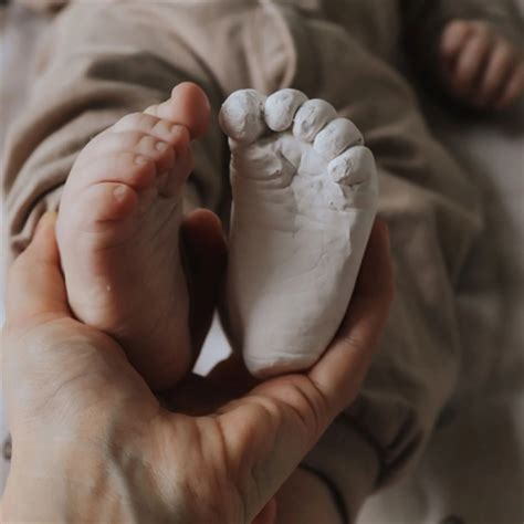 poros rankos laiko kūdikio rankytę